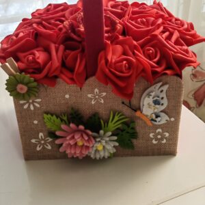 КОШНИЦА С ЧЕРВЕНИ ФЛАМЕНИ РОЗИ