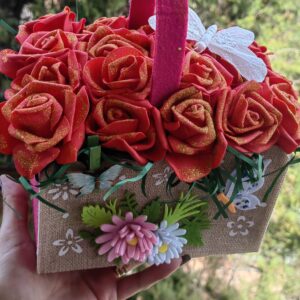 КОШНИЦА С ЧЕРВЕНИ БРОКАТЕНИ РОЗИ