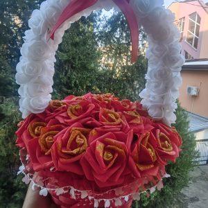 кошница с червени брокатени рози