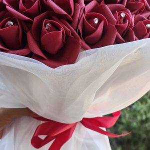 82 червени рози бурдо с камани