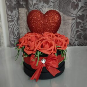 КУТИЯ С РОЗИ И СЪРЦЕ